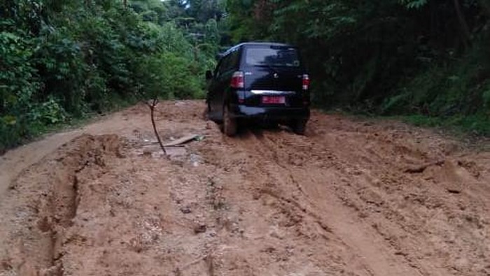 Jalan rusak di Pulau Enggano, Bengkulu (dok. Istimewa)