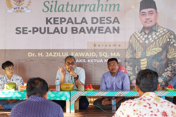 Wakil Ketua MPR RI Jazilul Fawaid melihat masyarakat Pulau Bawean, Gresik selama ini banyak merantau karena tak bisa mengoptimalkan potensi alam di sana. Ia lantas mengajak seluruh kepala desa se-Pulau Bawean mengembangkan potensi daerah yang bertumpu pada kekuatan alamnya.