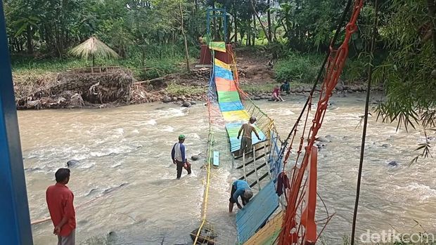 Jembatan putus di Ciamis.