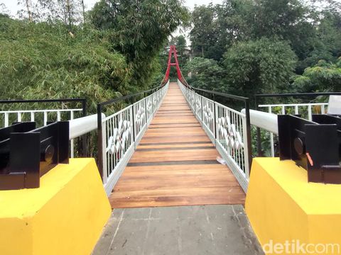 Jembatan Wiratman Karkasa, Srengseng Sawah, Jagakarsa, Jaksel, 25 Maret 2022. (Mulia Budi/detikcom)