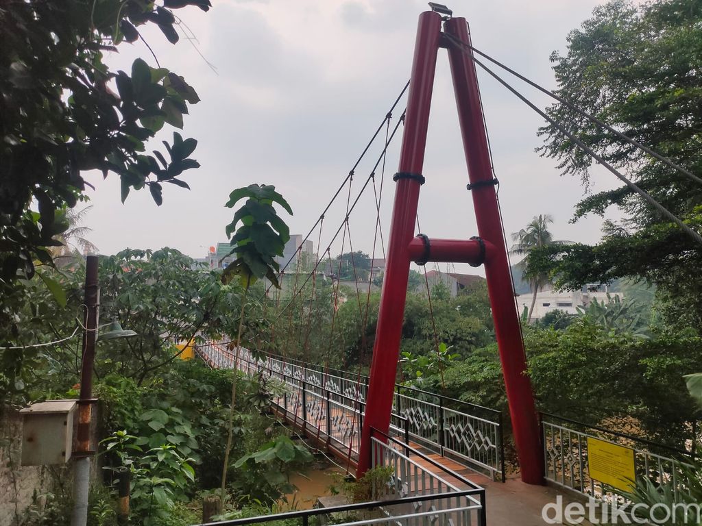Jembatan Wiratman Karkasa, Srengseng Sawah, Jagakarsa, Jaksel, 25 Maret 2022. (Mulia Budi/detikcom)