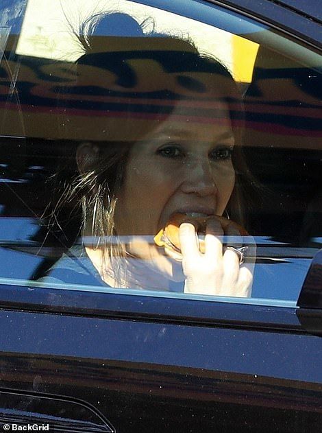 JLo Makan Burger dan Kentang Goreng