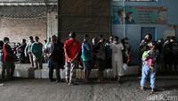 Kenaikan harga minyak goreng membuat warga di berbagai daerah Indonesia, tak kecuali Sleman, Yogyakarta, harus antre panjang demi membeli minyak goreng murah.