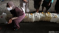 Sejumlah penjual minyak goreng eceran membawa sejumlah jerigen untuk membeli minyak goreng curah.
