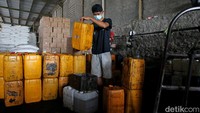 Praktik yang mensyaratkan pembeli untuk membeli produk lain agar bisa mendapatkan minyak goreng itu dikeluhkan sejumlah pedagang minyak goreng eceran.