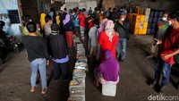 Para pedagang minyak goreng eceran mengantre untuk membeli minyak goreng curah di gudang distributor yang berada di kawasan Sleman, Yogyakarta, Jumat (25/3/2022).