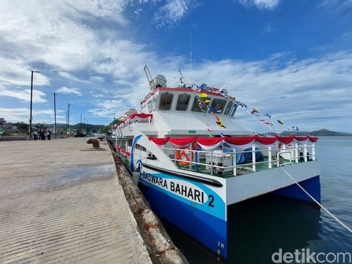 Kapal Wisata Bottom Glass di Labuan Bajo Kapal Wisata Bottom Glass di Labuan Bajo