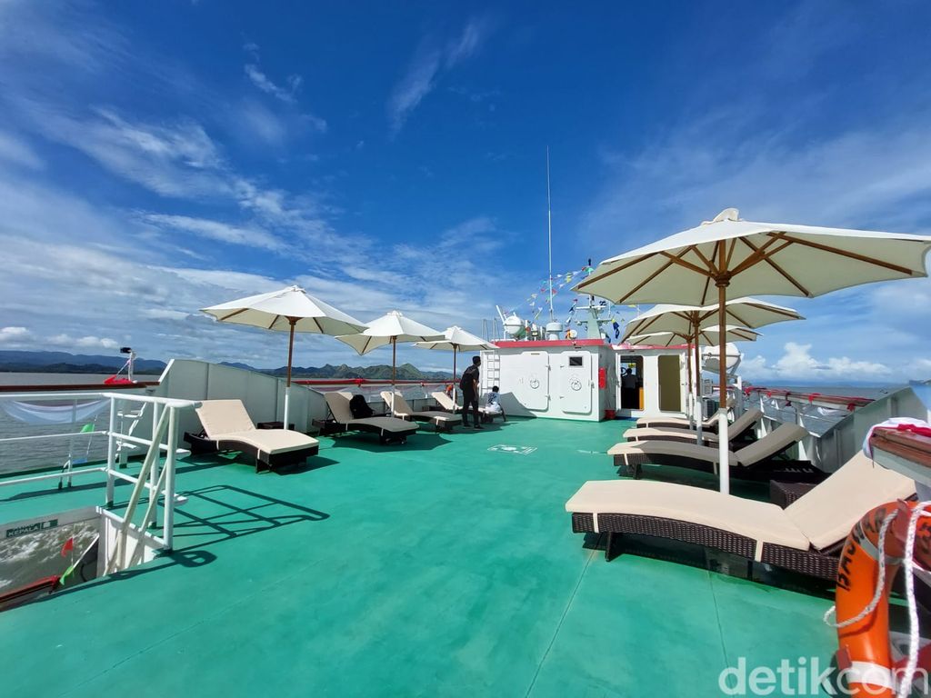 Kapal Wisata Bottom Glass di Labuan Bajo