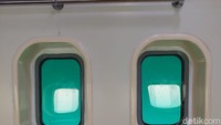 Di lantai bawah ini terdapat jendela-jendela kaca yang memperlihat bawah laut yang dilewati kapal. Inilah daya tarik kapal ini, para pengunjung tidak perlu basah-basahan untuk menikmati keindahan bawah laut Labuan Bajo.
