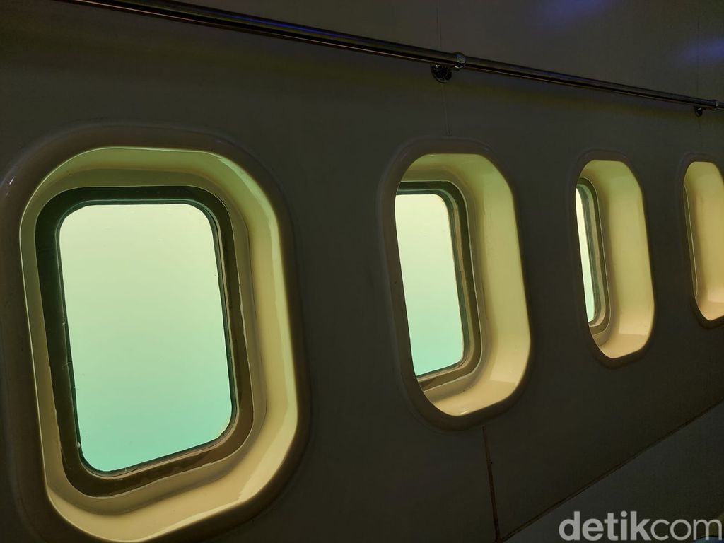 Kapal Wisata Bottom Glass di Labuan Bajo