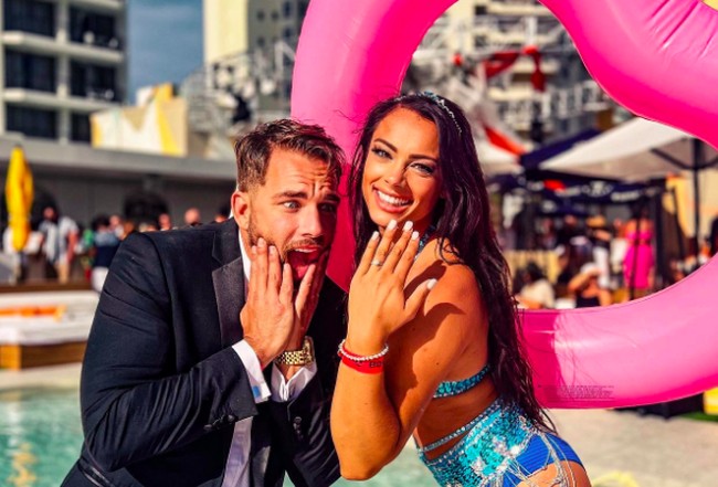 Hubungan pacaran keduanya pun cukup singkat. Enam minggu setelah keduanya dekat, Robbie Oz melamar Katy. Dan beberapa minggu setelahnya keduanya menikah. Foto: Instagram/@robbieoztv