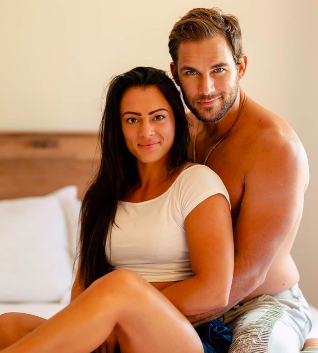 Bagaimana kehidupan pernikahan Katy dengan bintang porno? “Kadang-kadang aku lupa bahwa ini adalah hidup kami dan kami hidup dengan cara seperti ini setiap hari. Dan bahwa aku benar-benar menikah dengan seorang bintang porno,” ungkap wanita asal Australia itu di akun Instagram Hashtag Our Stories. Foto: Instagram/@robbieoztv