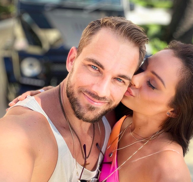 Katy Brampton, wanita yang menemukan cinta dari pria yang tidak terduga-duga. Dia jatuh cinta dengan Robbie Oz yang merupakan bintang porno. Foto: Instagram/@robbieoztv