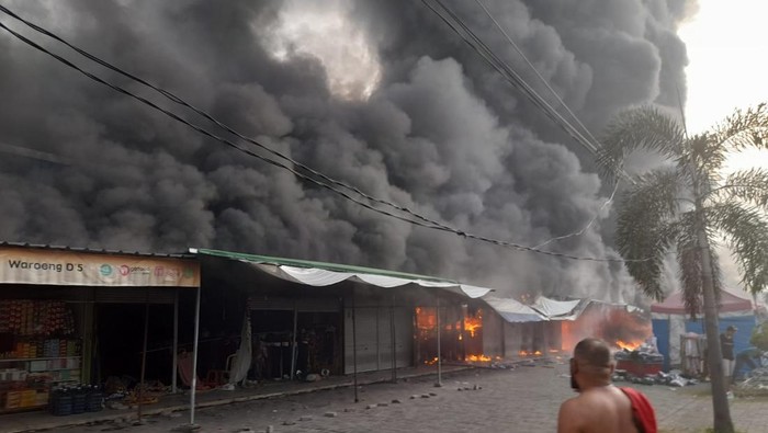 Kebakaran melanda pasar di Komplek Mutiara Garuda, Kabupaten Tangerang,