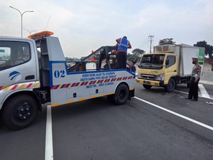 Sopir Diduga Mengantuk, Mobil Boks Hantam Pembatas Jalan Tol Cisumdawu