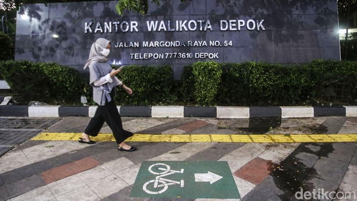 Kini Depok Punya Jalur Sepeda di Atas Trotoar Margonda Kabar baik bagi goweser di kawasan Depok. Kini, Pemkot Depok telah membangun jalur sepeda di atas trotoar Jalan Margonda Raya.
