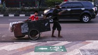 Jalur ini untuk melindungi pesepeda dari bahaya yang disebabkan oleh kendaraan bermotor.
