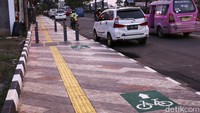 Kini para pengguna sepeda bisa melintas di jalur tersebut. 