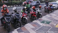 Sejumlah kendaraan roda dua parkir di bahu jalan, tepatnya di samping jalur khusus sepeda.