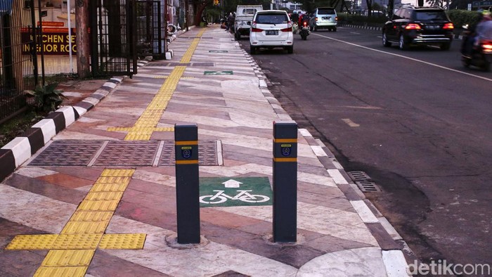 Kini Depok Punya Jalur Sepeda di Atas Trotoar Margonda Kabar baik bagi goweser di kawasan Depok. Kini, Pemkot Depok telah membangun jalur sepeda di atas trotoar Jalan Margonda Raya.