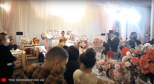 Pesta ulang tahun Krisdayanti itu digelar secara meriah dengan mengundang para rekan artis. Dekorasinya terlihat mewah dengan dipenuhi bunga-bunga bernuansa pink salem. Foto: YouTube