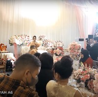 Pesta ulang tahun Krisdayanti itu digelar secara meriah dengan mengundang para rekan artis. Dekorasinya terlihat mewah dengan dipenuhi bunga-bunga bernuansa pink salem. Foto: YouTube