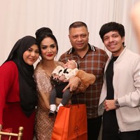 Di ulang tahunnya kali ini Krisdayanti mengaku sangat bahagia karena kehadiran sang cucu, Ameena Hanna Nur Atta, yang merupakan anak dari Aurel Hermansyah dan Atta Halilintar. Tak hanya itu saja, Krisdayanti juga terlihat mendapatkan kado berupa tas mewah dari Aurel dan Atta. Foto: Instagram