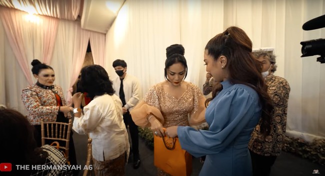 Tak ketinggalan, Ashanty bersama keluarga juga tampak menghadiri ulang tahun Krisdayanti. Dirinya pun tampak memberikan kado mewah untuk istri dari Raul Lemos itu. Foto: YouTube