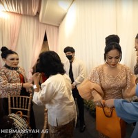 Tak ketinggalan, Ashanty bersama keluarga juga tampak menghadiri ulang tahun Krisdayanti. Dirinya pun tampak memberikan kado mewah untuk istri dari Raul Lemos itu. Foto: YouTube