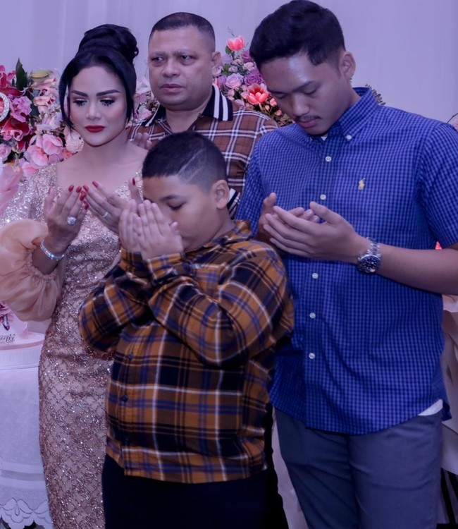 Tak lupa Krisdayanti bersama tamu undangan yang hadir juga memanjatkan doa syukur kepada Tuhan di hari ulang tahunnya. Tampak Azriel ikut berdoa dengan khusyuk. Foto: Instagram