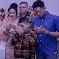 Tak lupa Krisdayanti bersama tamu undangan yang hadir juga memanjatkan doa syukur kepada Tuhan di hari ulang tahunnya. Tampak Azriel ikut berdoa dengan khusyuk. Foto: Instagram