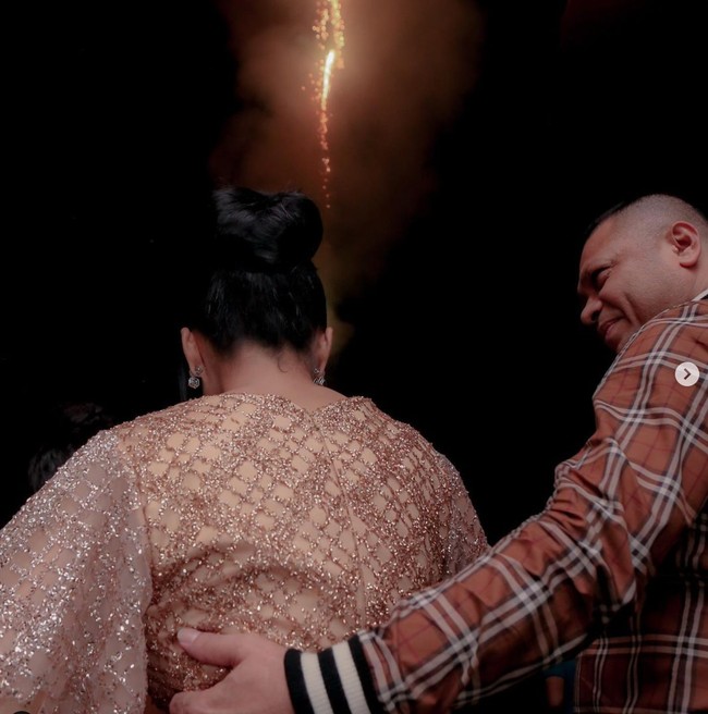 Acara ulang tahun Krisdayanti itu semakin meriah dengan adanya pesta kembang api. Terlihat Krisdayanti dan sang suami, Raul Lemos tampak menikmati momen tersebut bersama-sama. Foto: Instagram