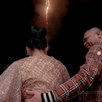 Acara ulang tahun Krisdayanti itu semakin meriah dengan adanya pesta kembang api. Terlihat Krisdayanti dan sang suami, Raul Lemos tampak menikmati momen tersebut bersama-sama. Foto: Instagram