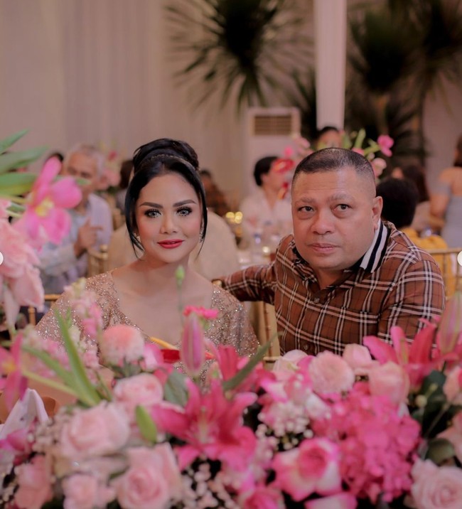 Krisdayanti baru saja menggelar pesta perayaan ulang tahunnya yang ke-47. Jika di tahun kemarin Raul Lemos tampak absen menemani Krisdayanti di hari ulang tahunnya, maka berbeda dengan tahun ini. Raul tampak hadir dan setia menemani sang istri di hari ulang tahunnya itu. Foto: Instagram