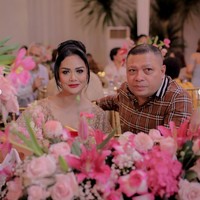 Krisdayanti baru saja menggelar pesta perayaan ulang tahunnya yang ke-47. Jika di tahun kemarin Raul Lemos tampak absen menemani Krisdayanti di hari ulang tahunnya, maka berbeda dengan tahun ini. Raul tampak hadir dan setia menemani sang istri di hari ulang tahunnya itu. Foto: Instagram