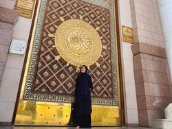 6 Gaya Lulu Tobing Saat Umrah Pertamakalinya, Memesona dengan Hijab