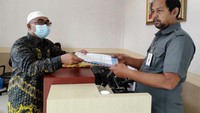 Koordinator Masyarakat Anti Penyelewengan Anggaran (Mapan) Apridi menyerahkan surat kepada perwakilan pihak Komisi Kepolisian Nasional di Jakarta, Jumat (25/3/2022).