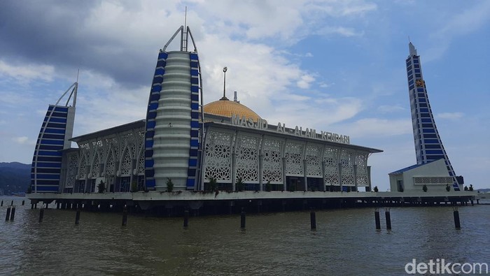 Masjid Al-Alam Kendari akan melaksanakan salat tarawih dengan saf tidak lagi berjarak saat Ramadan dan seterusnya.