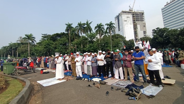 Massa Aksi PA 212 Gelar Salat Ashar Jamaah di Depan Patung Kuda
