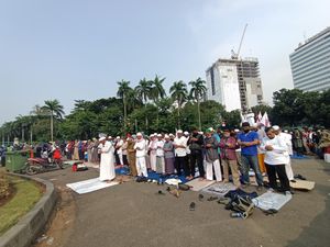 Massa Aksi PA 212 Gelar Salat Asar Berjemaah di Depan Patung Kuda