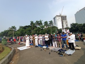 Massa Aksi PA 212 Gelar Salat Asar Berjemaah di Depan Patung Kuda