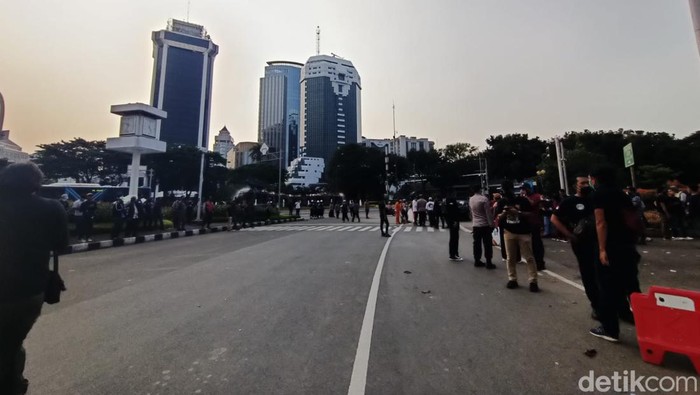 Massa aksi PA 212 telah meninggalkan lokasi demo di Patung Kuda, Jakpus. Lalu lintas (lalin) di sekitar lokasi demo kembali normal. (Tim detikcom)