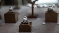 Cincin mutiara putih Laut Selatan dipajang di showroom mutiara Autore.