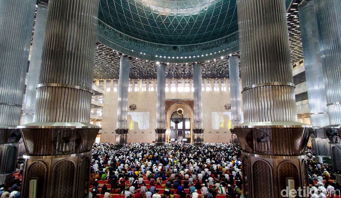 Masjid Istiqlal Jakarta gelar salat Jumat berjamaah dengan merapatkan saf. Meski begitu, sejumlah protokol kesehatan tetap diterapkan guna cegah Corona.