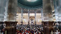 Diketahui, Masjid Istiqlal sudah mengizinkan saf rapat antar jemaah saat menunaikan salat. 