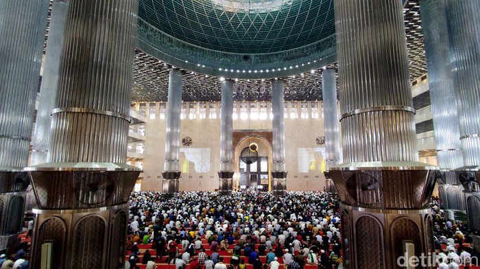 Masjid Istiqlal Jakarta gelar salat Jumat berjamaah dengan merapatkan saf. Meski begitu, sejumlah protokol kesehatan tetap diterapkan guna cegah Corona.