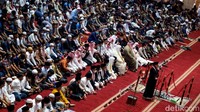 Karpet yang sebelumnya tidak dipakai, kini kembali digelar di ruang utama salat.   