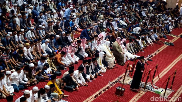 Saf Salat Jumat di Masjid Istiqlal Sudah Rapat, Tanpa Jarak