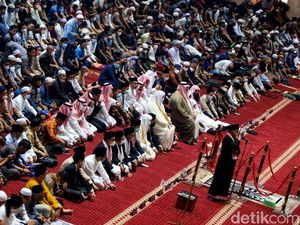 Saf Salat Jumat di Masjid Istiqlal Sudah Rapat, Tanpa Jarak