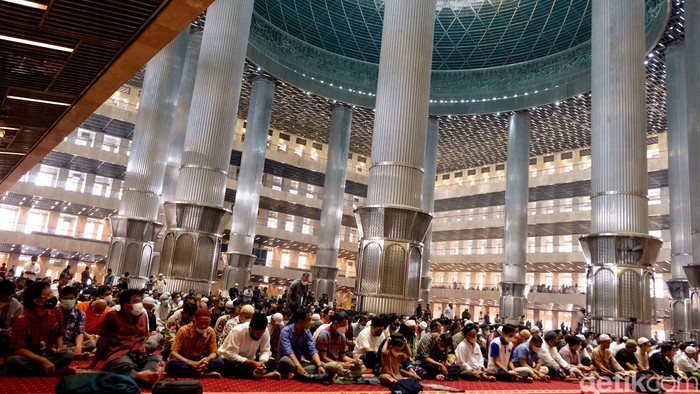 Masjid Istiqlal Jakarta gelar salat Jumat berjamaah dengan merapatkan saf. Meski begitu, sejumlah protokol kesehatan tetap diterapkan guna cegah Corona.